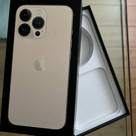 Apple Box I Phone. - Picture 1 of 2